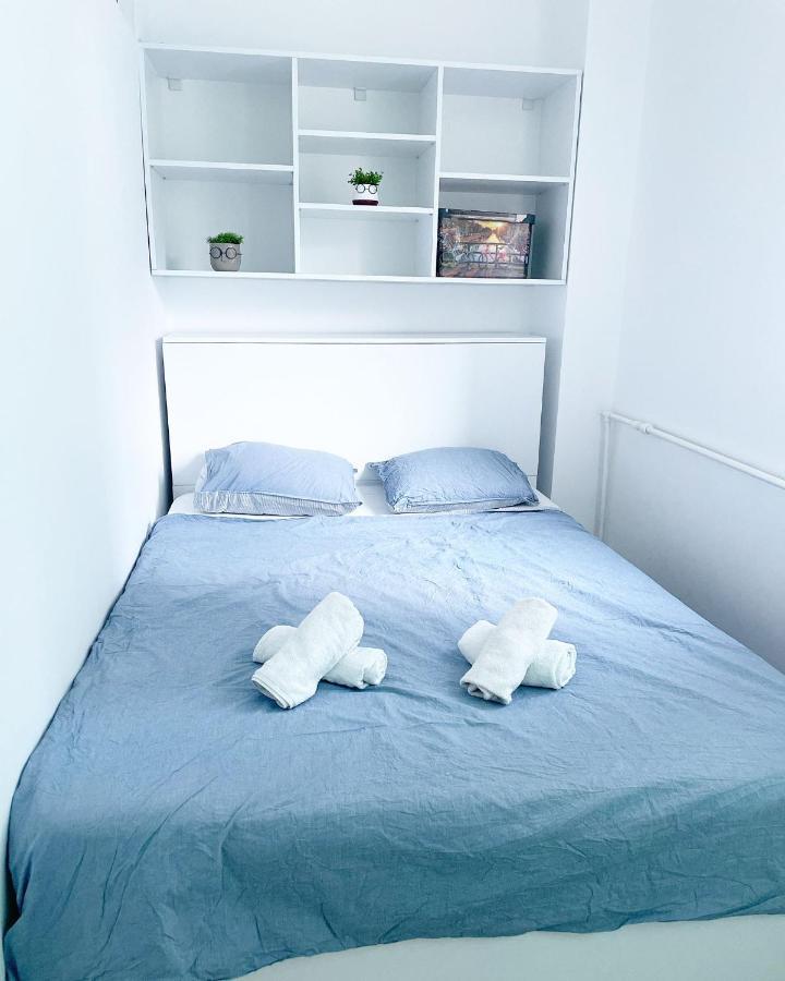 White Apartment Boekarest Buitenkant foto