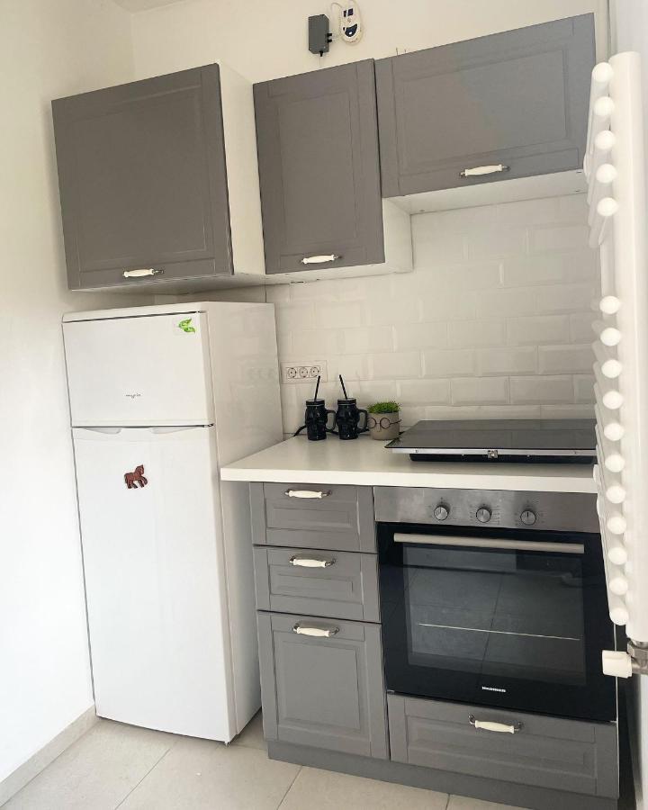White Apartment Boekarest Buitenkant foto
